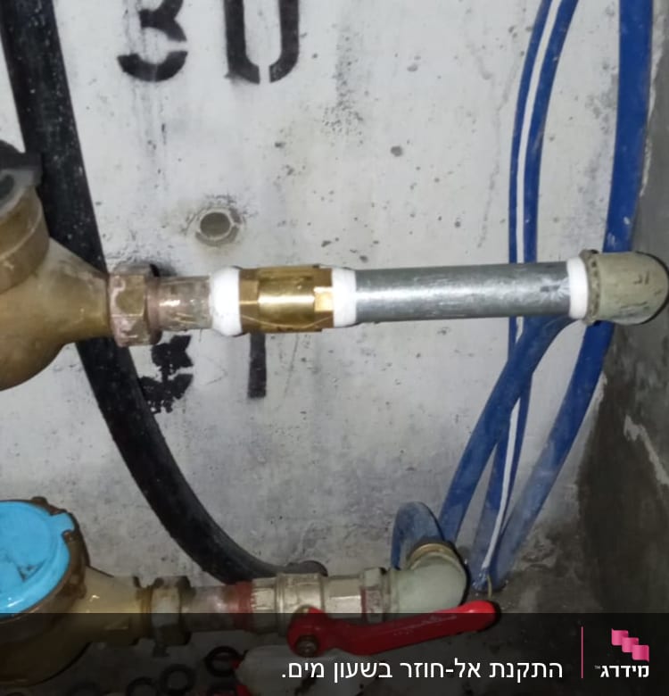 צינורות מים עם ברזים וכלי עבודה